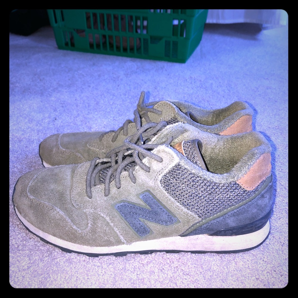 NEW  SUEDE NEW BALANCE ARMY GREEN SNEAKER